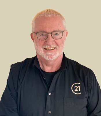 Portrait of David Yetman, REALTOR®  Broker-Owner.